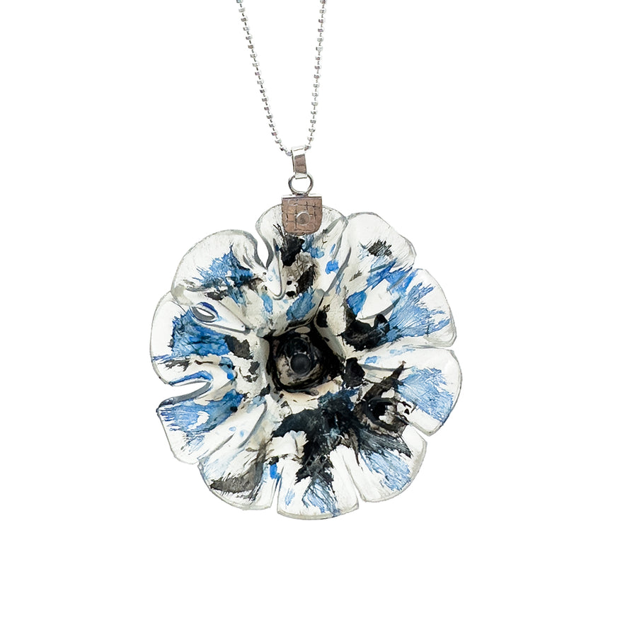 DIJE FLOR AZUL Y NEGRA